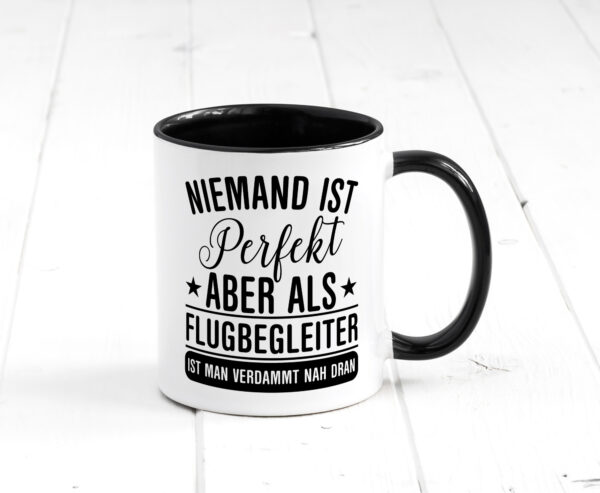 Verdammt nah dran: Flugbegleiter | Steward | Flughafen Farbige Tasse - Kaffeetasse / Geschenk / Familie