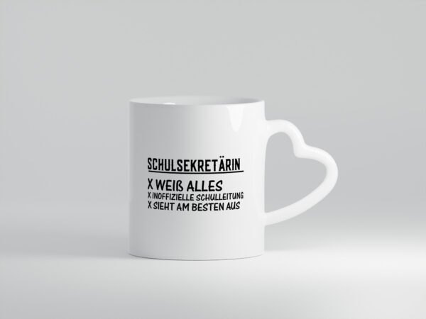 Schulsekretärin weiß alles | Schule | sieht am besten aus - Herzhenkel Tasse - Kaffeetasse / Geschenk / Familie