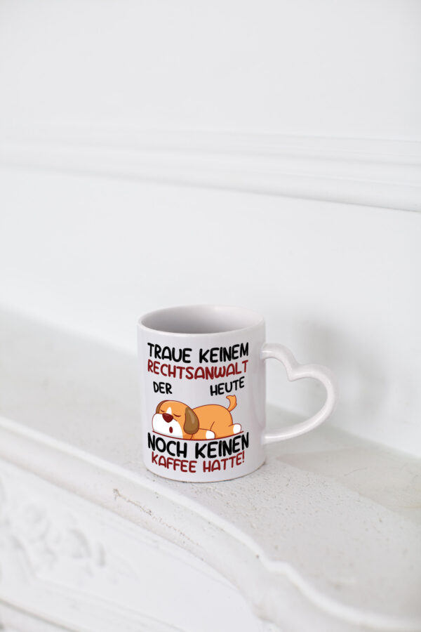 Traue keinem Rechtsanwalt | Anwalt | Jurist - Herzhenkel Tasse - Kaffeetasse / Geschenk / Familie