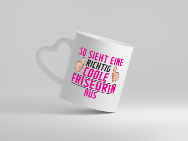 Richtig Coole Friseurin | Friseuse | Frisörin - Herzhenkel Tasse - Kaffeetasse / Geschenk / Familie