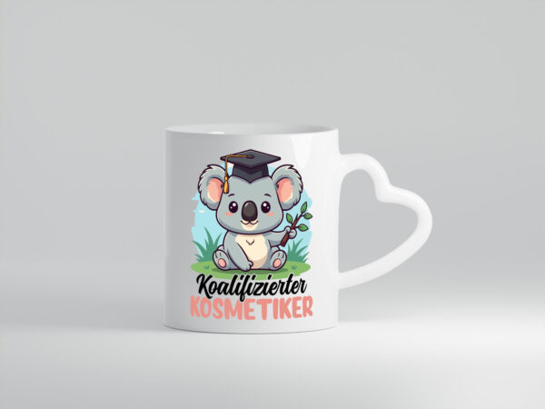 Koalifizierter Kosmetiker | Kosmetik | Stylist - Herzhenkel Tasse - Kaffeetasse / Geschenk / Familie