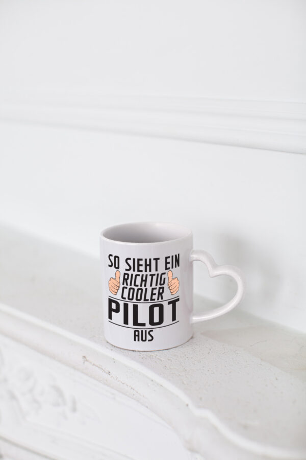 Richtig Cooler Pilot | Flugzeug | Piloten - Herzhenkel Tasse - Kaffeetasse / Geschenk / Familie