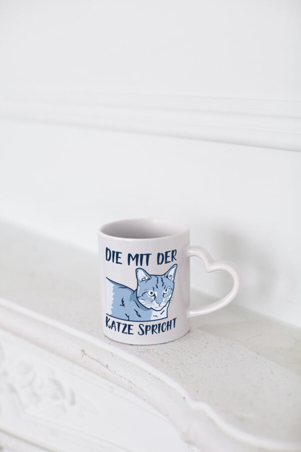 Die mit der Katze spricht | Katze - Herzhenkel Tasse - Kaffeetasse / Geschenk / Familie