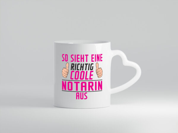 Richtig Coole Notarin | Juristin - Herzhenkel Tasse - Kaffeetasse / Geschenk / Familie