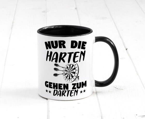 Die Harten gehen zum Darten | Dart Tasse | Dartspieler Farbige Tasse - Kaffeetasse / Geschenk / Familie