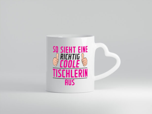 Richtig Coole Tischlerin | Tischlerei - Herzhenkel Tasse - Kaffeetasse / Geschenk / Familie