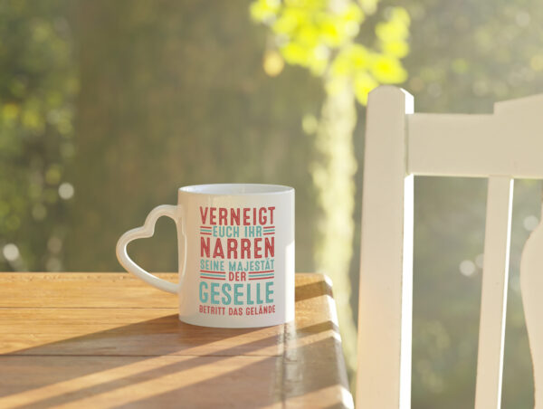 Verneigt euch: Geselle | Handwerker - Herzhenkel Tasse - Kaffeetasse / Geschenk / Familie