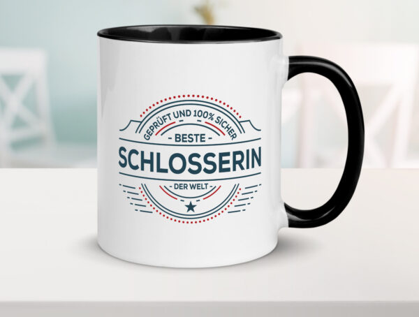 Geprüft und sicher: Schlosserin | Schlosserei Farbige Tasse - Kaffeetasse / Geschenk / Familie