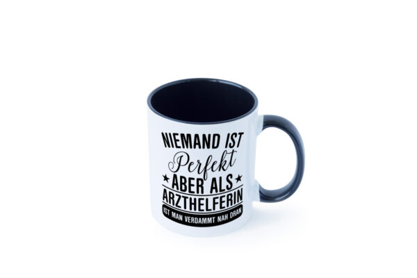 Verdammt nah dran: Arzthelferin | Fachangestellte Medizin Farbige Tasse - Kaffeetasse / Geschenk / Familie