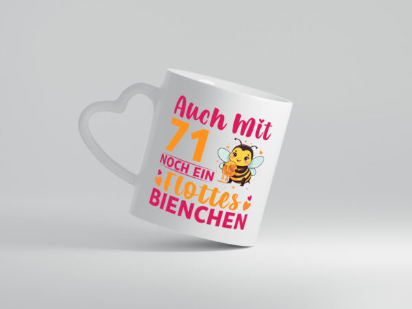 71. Geburtstag | Flottes Bienchen | 71 Jahre - Herzhenkel Tasse - Kaffeetasse / Geschenk / Familie