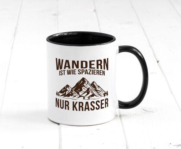 Wandern wie spazieren, nur krasser | Gebirge | Bäume Farbige Tasse - Kaffeetasse / Geschenk / Familie