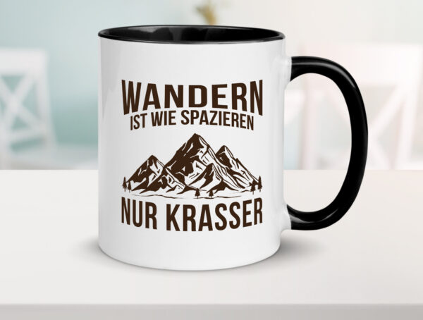 Wandern wie spazieren, nur krasser | Gebirge | Bäume Farbige Tasse - Kaffeetasse / Geschenk / Familie