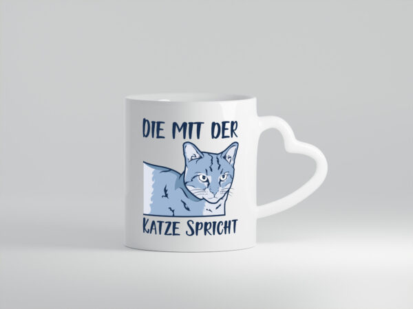 Die mit der Katze spricht | Katze - Herzhenkel Tasse - Kaffeetasse / Geschenk / Familie