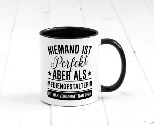 Verdammt nah dran: Mediengestalterin | Medien Farbige Tasse - Kaffeetasse / Geschenk / Familie