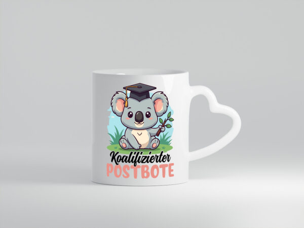 Koalifizierter Postbote | Beruf Post | Briefträger - Herzhenkel Tasse - Kaffeetasse / Geschenk / Familie