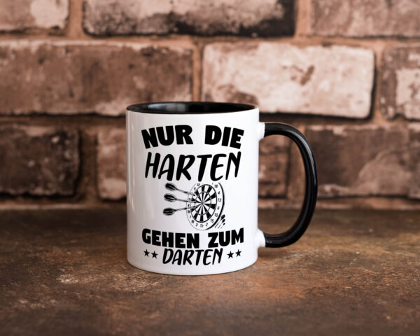 Die Harten gehen zum Darten | Dart Tasse | Dartspieler Farbige Tasse - Kaffeetasse / Geschenk / Familie