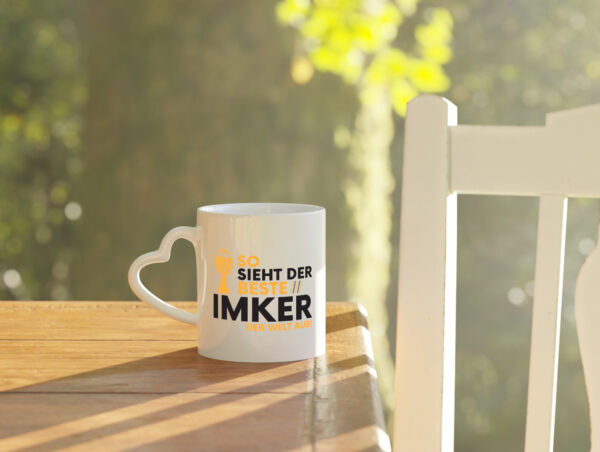 Der Weltbeste Imker | Imkerei - Herzhenkel Tasse - Kaffeetasse / Geschenk / Familie