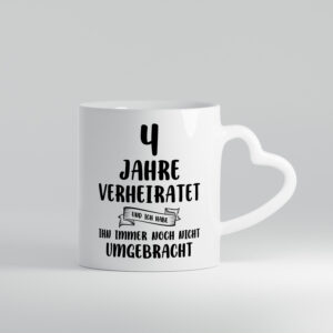 4 Jahre Verheiratet, immer noch am Leben! - Herzhenkel Tasse - Kaffeetasse / Geschenk / Familie