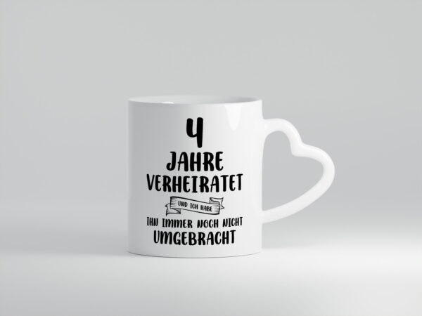 4 Jahre Verheiratet, immer noch am Leben! - Herzhenkel Tasse - Kaffeetasse / Geschenk / Familie