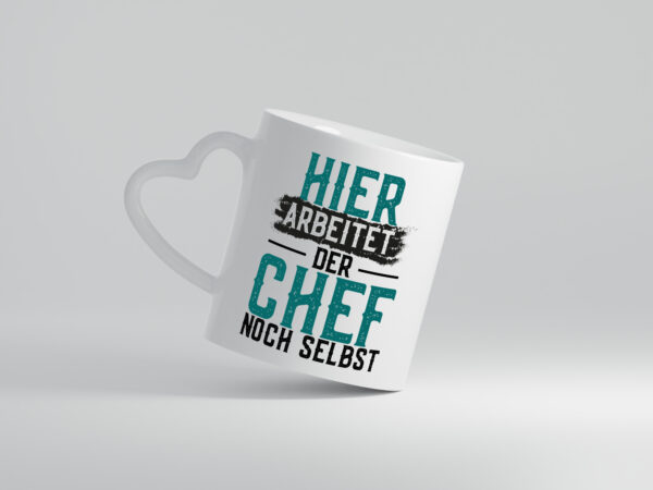 Hier arbeitet der Chef noch selbst | Kollegen | Chef - Herzhenkel Tasse - Kaffeetasse / Geschenk / Familie