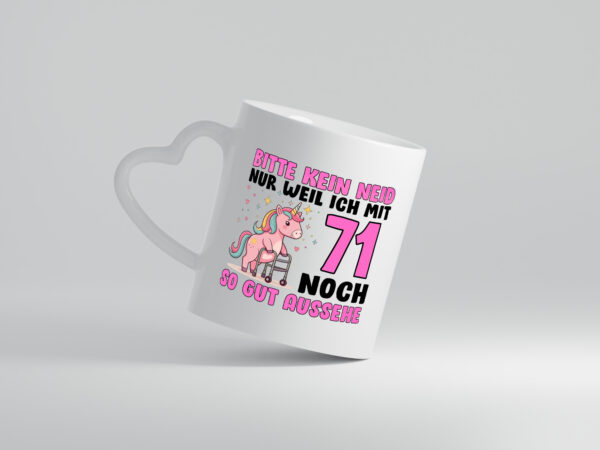 71. Geburtstag | 71 Jahre | Mit 71 noch so gut aussehen - Herzhenkel Tasse - Kaffeetasse / Geschenk / Familie