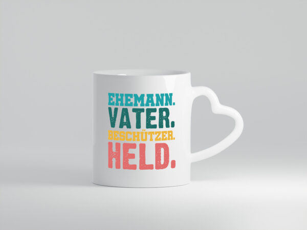 Ehemann | Vater | Beschützer | Vatertag - Herzhenkel Tasse - Kaffeetasse / Geschenk / Familie