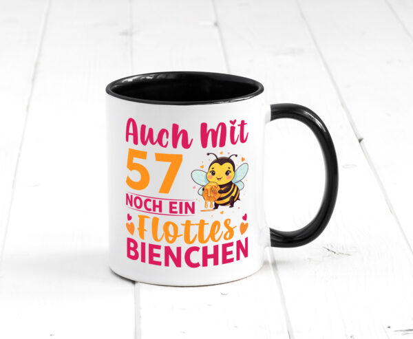 57. Geburtstag | Flottes Bienchen | 57 Jahre Farbige Tasse - Kaffeetasse / Geschenk / Familie