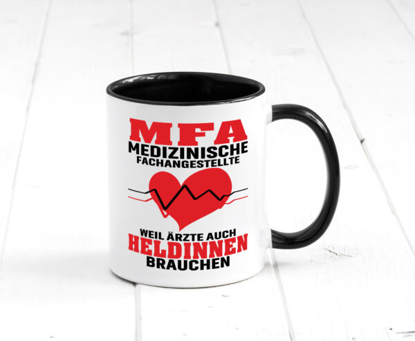 MFA weil ärzte auch Heldinen brauchen | MFA Farbige Tasse - Kaffeetasse / Geschenk / Familie