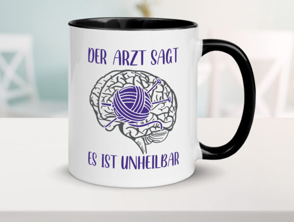 Arzt sagt, unheilbar | Gehirn | Wolle | Stricknadeln Farbige Tasse - Kaffeetasse / Geschenk / Familie