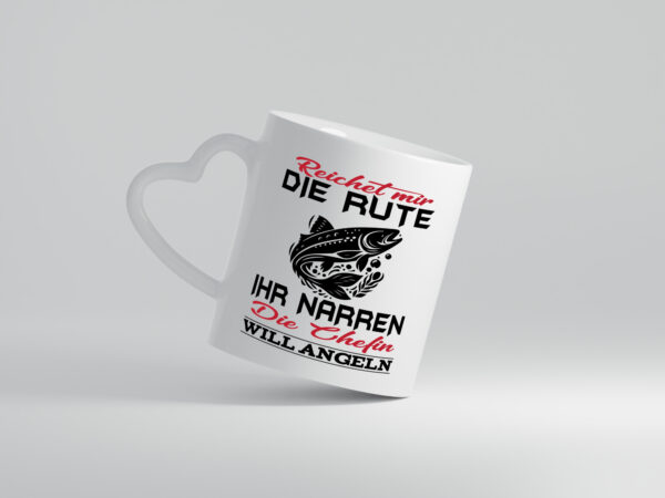 Reichet mir die Rute die Chefin will Angeln | Angeln - Herzhenkel Tasse - Kaffeetasse / Geschenk / Familie