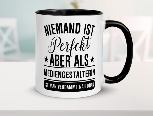 Verdammt nah dran: Mediengestalterin | Medien Farbige Tasse - Kaffeetasse / Geschenk / Familie