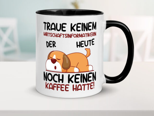 Traue keiner Wirtschaftsinformatikerin | Wirtschaft Farbige Tasse - Kaffeetasse / Geschenk / Familie