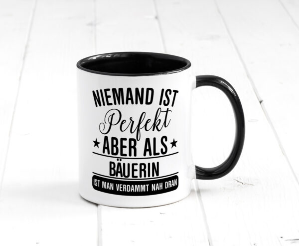 Verdammt nah dran: Bäuerin | Bauernhof | Landwirtschaft Farbige Tasse - Kaffeetasse / Geschenk / Familie