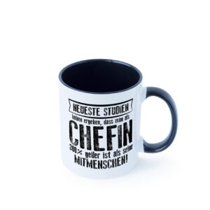 Neuste Studien: Chefin | Führungskraft | Vorgesetzte Farbige Tasse - Kaffeetasse / Geschenk / Familie