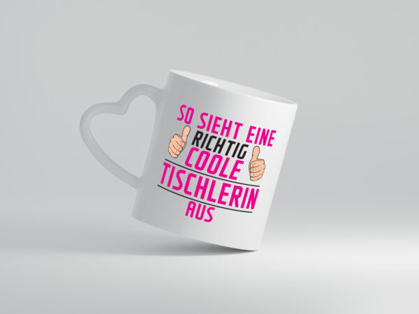 Richtig Coole Tischlerin | Tischlerei - Herzhenkel Tasse - Kaffeetasse / Geschenk / Familie