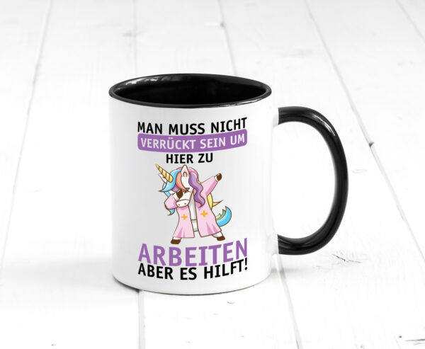 Man muss nicht verrückt sein | Einhorn | Arbeit | Büro | Job Farbige Tasse - Kaffeetasse / Geschenk / Familie