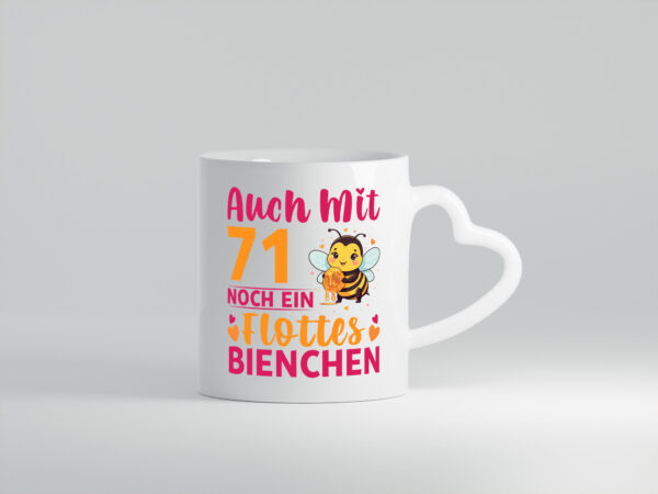 71. Geburtstag | Flottes Bienchen | 71 Jahre - Herzhenkel Tasse - Kaffeetasse / Geschenk / Familie