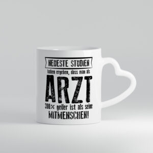 Neuste Studien: Arzt | Medizin | Doktor | Facharzt - Herzhenkel Tasse - Kaffeetasse / Geschenk / Familie