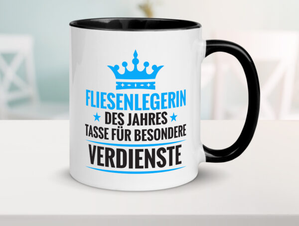 Besonderer Verdienst: Fliesenlegerin | Fliesenlegen | Bau Farbige Tasse - Kaffeetasse / Geschenk / Familie