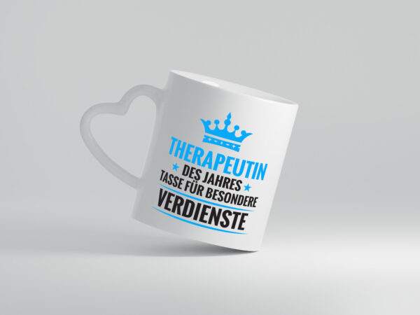 Besonderer Verdienst: Therapeutin | Psychotherapie - Herzhenkel Tasse - Kaffeetasse / Geschenk / Familie