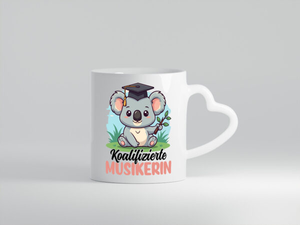 Koalifizierte Musikerin | Musik | Musikantin - Herzhenkel Tasse - Kaffeetasse / Geschenk / Familie