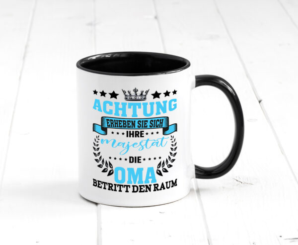 Erheben Sie sich die Oma betritt den Raum Farbige Tasse - Kaffeetasse / Geschenk / Familie