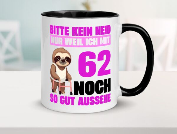 62. Geburtstag | Bitte kein neid | Faultier | 62 Jahre Farbige Tasse - Kaffeetasse / Geschenk / Familie