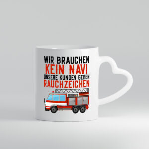 Wir brauchen kein Navi | Feuerwehr | Brand | Rauchzeichen - Herzhenkel Tasse - Kaffeetasse / Geschenk / Familie