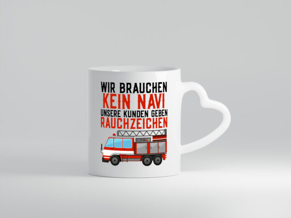 Wir brauchen kein Navi | Feuerwehr | Brand | Rauchzeichen - Herzhenkel Tasse - Kaffeetasse / Geschenk / Familie