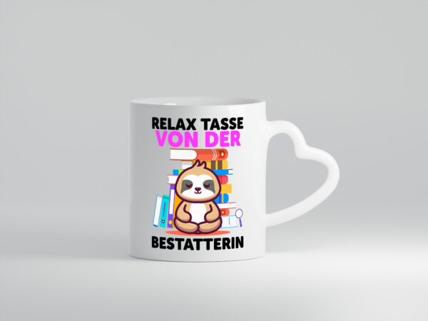 Relax Tasse: Bestatterin | Bestattung | Totengräberin - Herzhenkel Tasse - Kaffeetasse / Geschenk / Familie