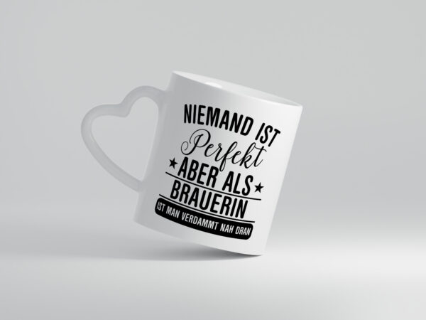 Verdammt nah dran: Brauerin | Bier Brauerin | Brauerei - Herzhenkel Tasse - Kaffeetasse / Geschenk / Familie