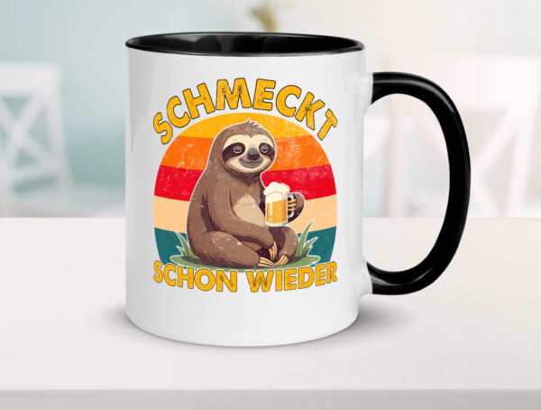 Schmeckt schon wieder | Biertrinker | Faultier Farbige Tasse - Kaffeetasse / Geschenk / Familie