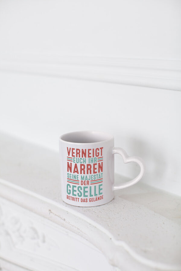 Verneigt euch: Geselle | Handwerker - Herzhenkel Tasse - Kaffeetasse / Geschenk / Familie