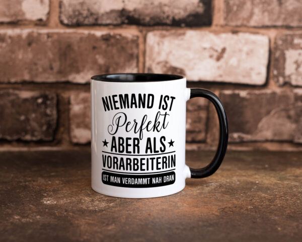 Verdammt nah dran: Vorarbeiterin | Kollegin | Teamleiter Farbige Tasse - Kaffeetasse / Geschenk / Familie